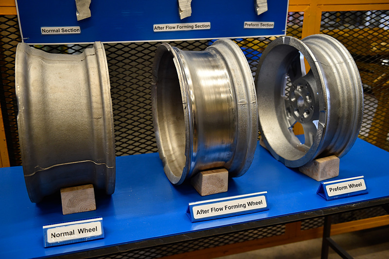 製造段階で型からは左のような状態で出てくるが、研磨、バリ取りなどのプロセスを経ていくことできれいな製品に仕上がっていく