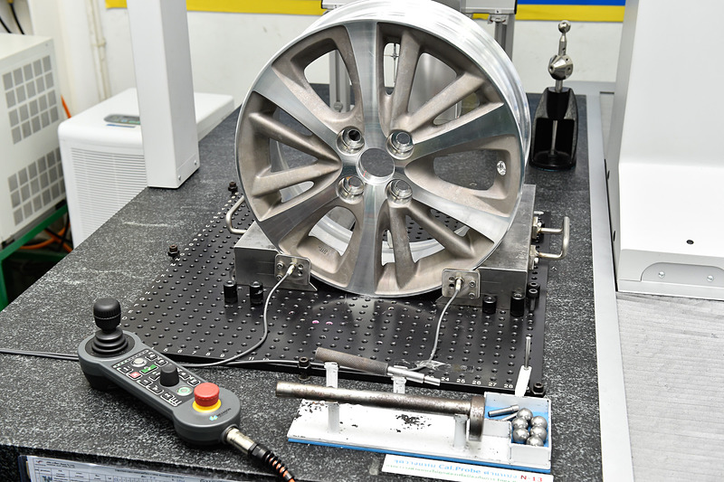 鋳造ラインに併設されている検査工程