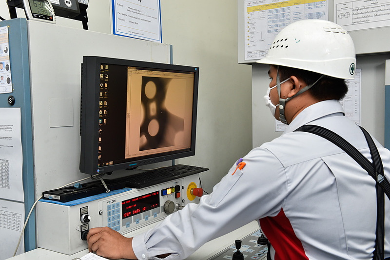 X線検査システムなどを備えており、問題があればすぐに開発担当者にフィードバックされる