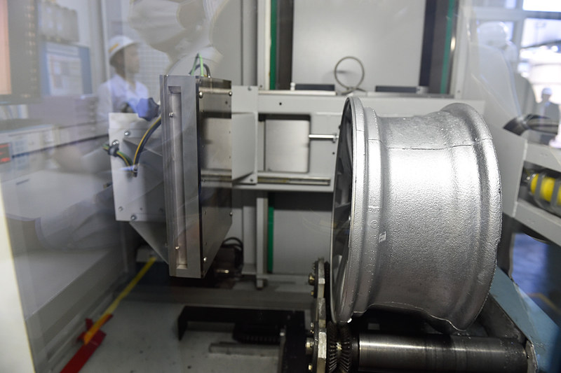 X線検査システムなどを備えており、問題があればすぐに開発担当者にフィードバックされる