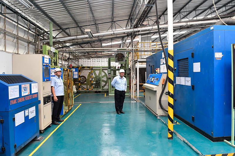 中央奥が「13度衝撃試験」のテスター