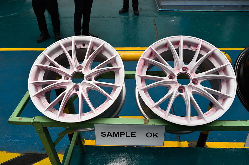 QAでNGになったサンプル（右）。ナットホールのあたりにひびがあることが確認できる