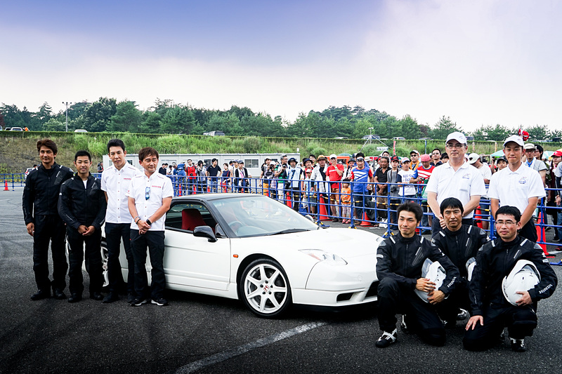 「ホンダコレクションホール開館20周年記念 市販製品 特別走行」でライディング、ドライビングを担当した選手とスタッフ。ホンダ NSX-Rを囲んで