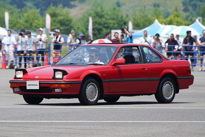リトラクタブルヘッドライトを開けた状態