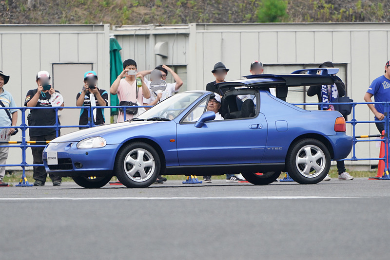 トランストップを電動で開閉中