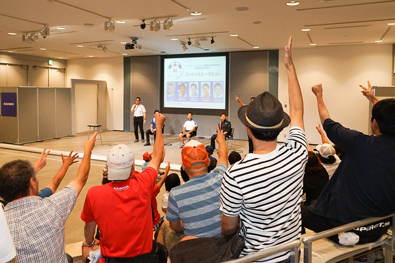 サイン色紙を巡ってジャンケン大会