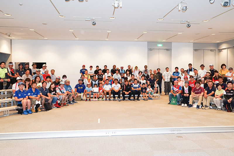 最後はファンが選手を囲んで、記念撮影