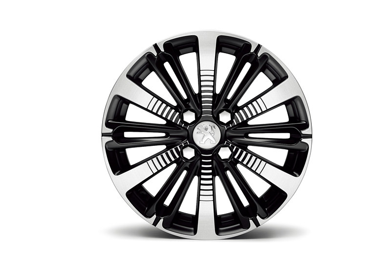 エクステリアでは16インチの新デザインアロイホイールや専用エンブレムを採用