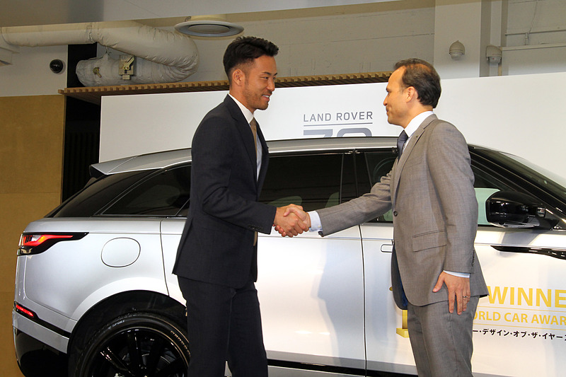 吉田選手を笑顔で迎え入れるマグナス・ハンソン代表取締役社長