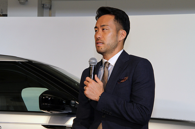 今後のサッカー日本代表について思いを語る吉田選手。次期リーダーとしての期待がかかる