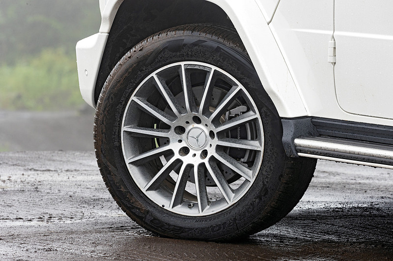 エクステリアでは堅牢なプロテクションモール、テールゲート外側のスペアタイヤ、外部に設けたドアヒンジとボディ面に載せるスタイルのボンネット、突出したウインカーなど、Gクラス独自のデザインを踏襲。一方でフラットなフロント/サイド/リアウィンドウは、リアウィンドウを除いてすべて微細な曲面を描いており、オフローダーとしての個性を継承しながらエアロダイナミクスを向上させている。タイヤはピレリのオールシーズンタイヤ「SCORPION ZERO」（タイヤサイズ：275/50 R20）