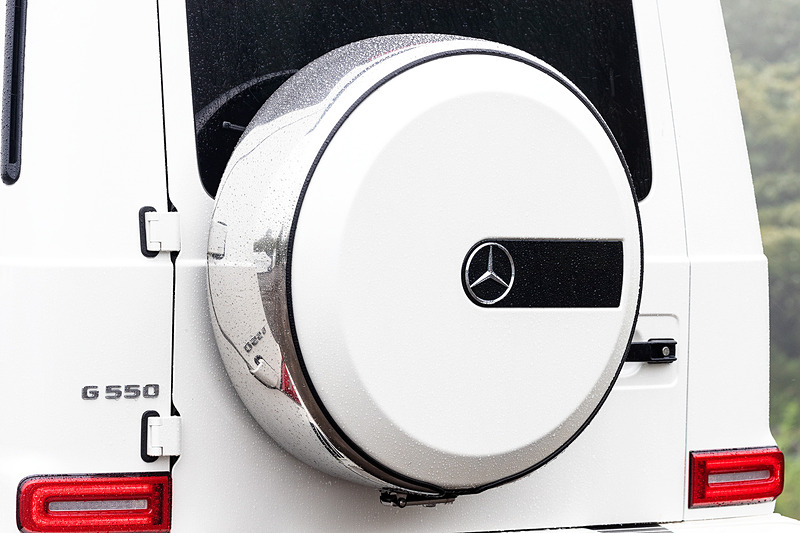 エクステリアでは堅牢なプロテクションモール、テールゲート外側のスペアタイヤ、外部に設けたドアヒンジとボディ面に載せるスタイルのボンネット、突出したウインカーなど、Gクラス独自のデザインを踏襲。一方でフラットなフロント/サイド/リアウィンドウは、リアウィンドウを除いてすべて微細な曲面を描いており、オフローダーとしての個性を継承しながらエアロダイナミクスを向上させている。タイヤはピレリのオールシーズンタイヤ「SCORPION ZERO」（タイヤサイズ：275/50 R20）