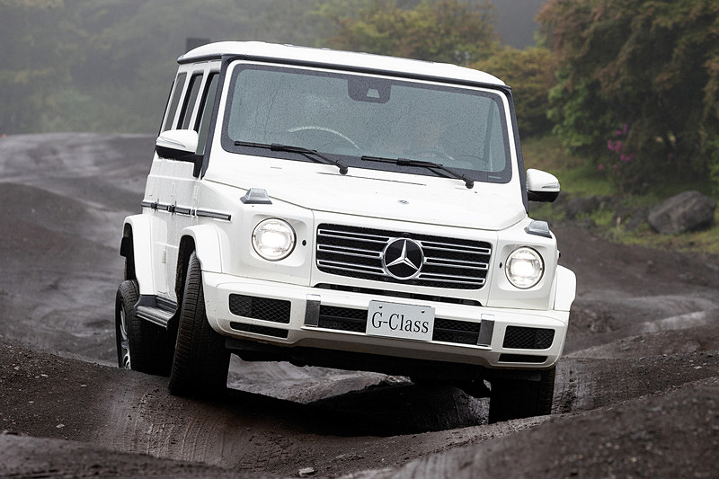 新型Gクラスでは、前後アクスル間の最低地上高が24.1cm（従来比＋6mm）、最大渡河水深が70cm（従来比＋10cm以上）、安定傾斜角度が35度（従来比＋7度）、デパーチャーアングルが30度（従来比＋1度）、アプローチアングルが31度（従来比＋1度）、ランプブレークオーバーアングルが26度（従来比＋1度）となっている