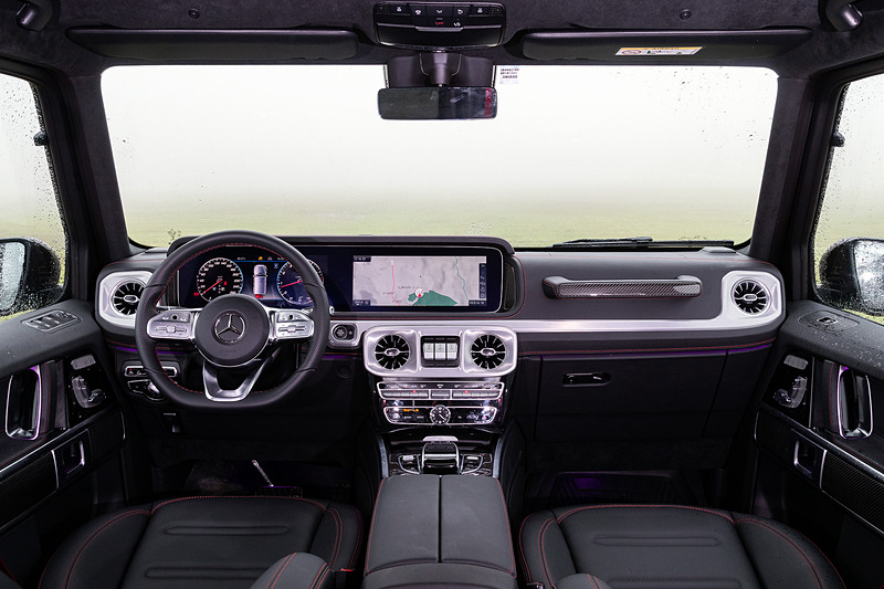 インテリアではGクラスのエクステリアで採用されるパーツをモチーフにしたデザインを採用。ボディの大型化に伴い室内各部のサイズが拡張され、従来モデルから前席レッグルームが38mm、後席レッグルームが150mm、前席ショルダールームが38mm、後席ショルダールームが27mm、前席エルボ―ルームが68mm（全て欧州参考値）それぞれ拡大して居住性が高められている