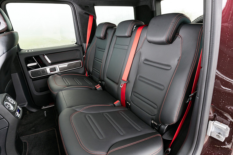 インテリアではGクラスのエクステリアで採用されるパーツをモチーフにしたデザインを採用。ボディの大型化に伴い室内各部のサイズが拡張され、従来モデルから前席レッグルームが38mm、後席レッグルームが150mm、前席ショルダールームが38mm、後席ショルダールームが27mm、前席エルボ―ルームが68mm（全て欧州参考値）それぞれ拡大して居住性が高められている