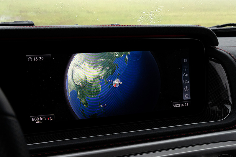 左右のエアアウトレットに特徴的な円形ヘッドライトの形状を採用するとともに、ウインカーをイメージしたスピーカーなどを装着。助手席前方のグラブハンドルや、3つのディファレンシャルロックを操作するクローム仕上げのスイッチなどは新型でも継承する一方で、厳選されたレザーや上質なウッドトリム、随所に施されたシルバー加飾などを用いることでラグジュアリーさも強調