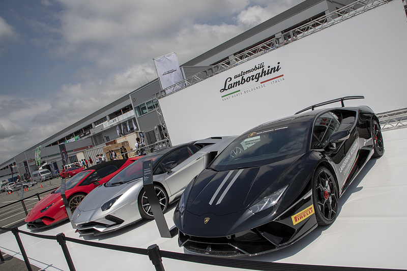 パドックには最新モデルも展示