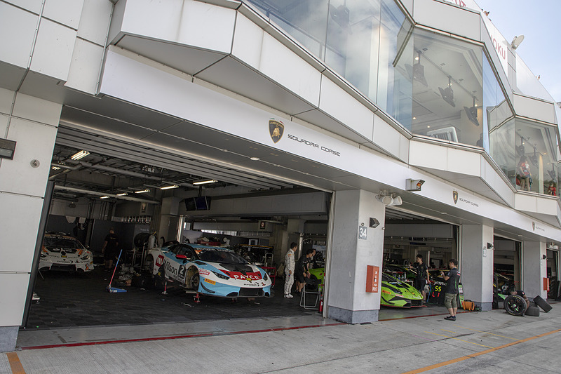 レース前のピットの様子