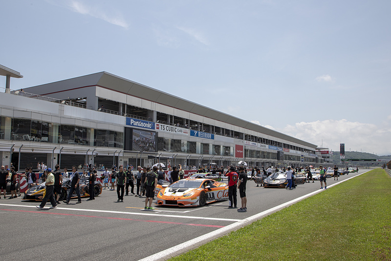 レース1スタート前のグリッドの様子