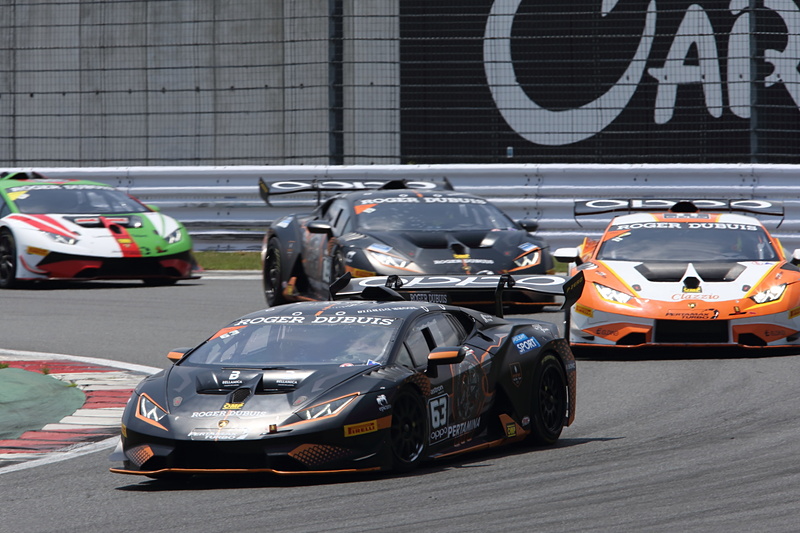 レース1、トップ走行の63号車だったがピットスルーペナルティを受けて後退