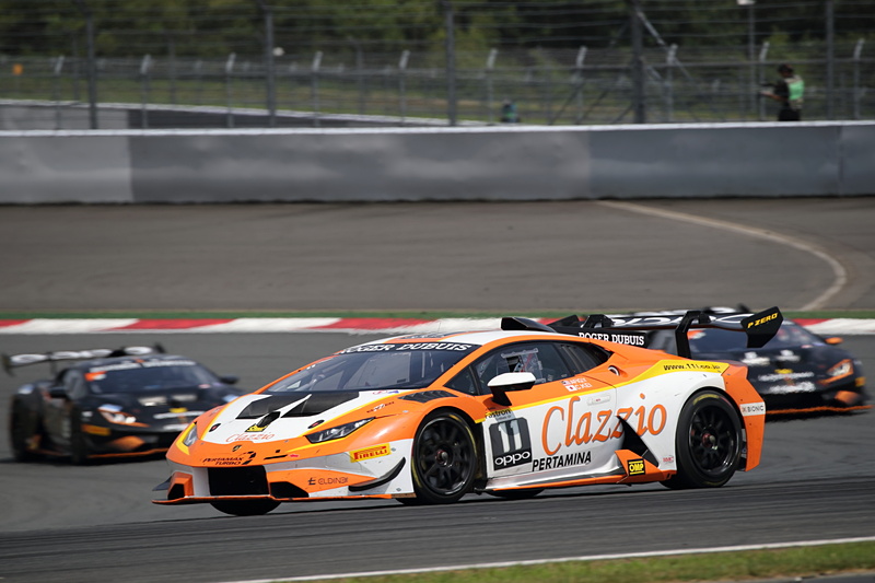 最後にトップに立ったのは11号車。翌日のレース2でも優勝して2連勝を飾った