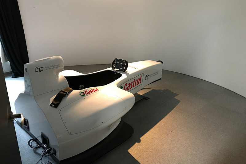 普段はなかなか運転する機会なんてないフォーミュラマシンにも「東京バーチャルサーキット」なら乗れちゃいます。独特の着座ポジションやハンドリング感覚が体験できる、パドルシフト＆2ペダルのレーシングシミュレーターです。ブレーキフィールやダウンフォースの感覚も、現役フォーミュラレーサーが絶賛するほどリアルなんだとか