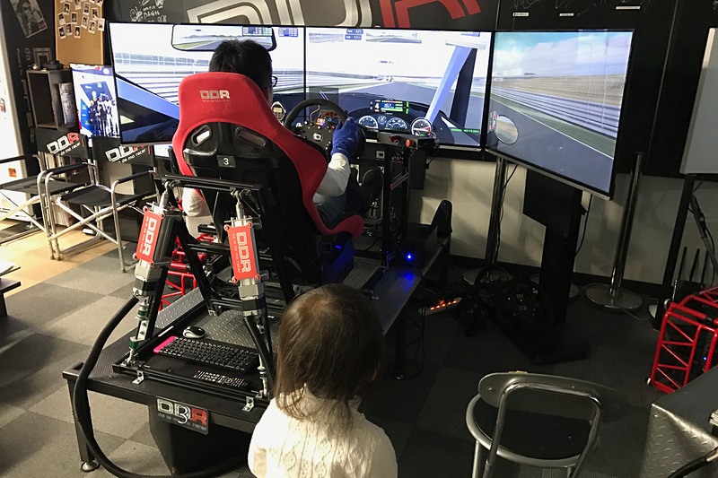 「D.D.R AKIBA本店」のレーシングシミュレーターは、サスペンションの動きやドライバーの操作が間近で見られるのが面白い。ギャラリー用のベンチもあって、ほかの人の走りを見ているのも勉強になりますよ。会社帰りに手ぶらで来てひとっ走りしていく人や、3台貸切でイベントや飲み会を開催する人も増えてきているそうで、モータースポーツの新しい楽しみ方が広がっています