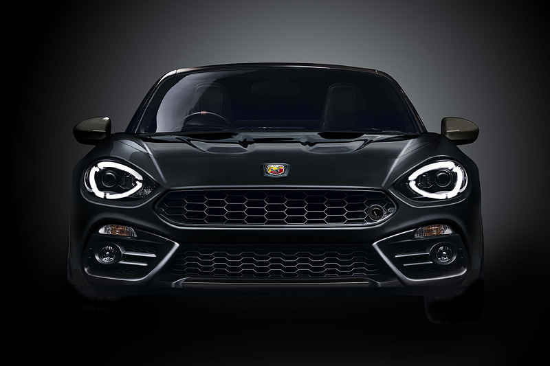 初採用の「メタリックシルバー」（左）と、1周年記念モデルにも設定された「メタリックブラック」（右）のどちらも通常モデルには設定のないボディカラー