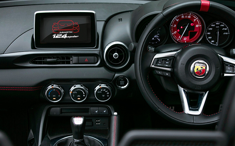 レザーシートやCD/DVDプレーヤー＋フルセグ地上デジタルTVチューナーなどがセットになる「レザー/ナビゲーションパッケージ」を標準装備