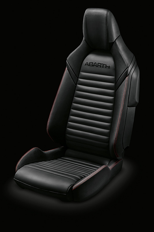 レザーシートやCD/DVDプレーヤー＋フルセグ地上デジタルTVチューナーなどがセットになる「レザー/ナビゲーションパッケージ」を標準装備