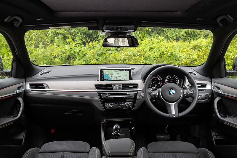 インテリアでは低重心のドライバーポジションに仕上げるとともに、フラットな造形を採用して広々とした室内空間を実現。M Sport Xでは上質さとスポーティさを強調するため、イエローのコントラスト・ステッチが施された「マイクロ・ヘキサゴン・ファブリック/アルカンターラ・アンソラジット・コンビネーション・シート」を採用。専用のインテリアトリムには、ヘキサゴン形状の繊細な加工を施した「アルミニウム・ヘキサゴン・アンソラジット・インテリア・トリム」を新採用している