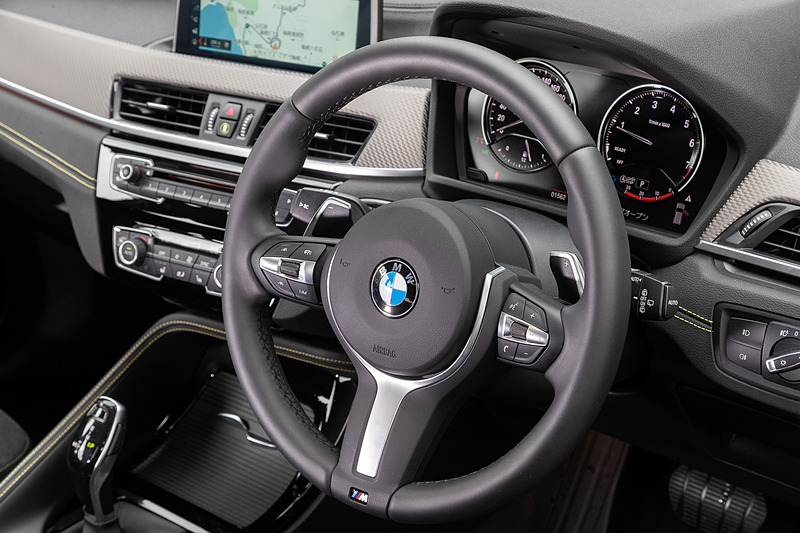 インテリアでは低重心のドライバーポジションに仕上げるとともに、フラットな造形を採用して広々とした室内空間を実現。M Sport Xでは上質さとスポーティさを強調するため、イエローのコントラスト・ステッチが施された「マイクロ・ヘキサゴン・ファブリック/アルカンターラ・アンソラジット・コンビネーション・シート」を採用。専用のインテリアトリムには、ヘキサゴン形状の繊細な加工を施した「アルミニウム・ヘキサゴン・アンソラジット・インテリア・トリム」を新採用している