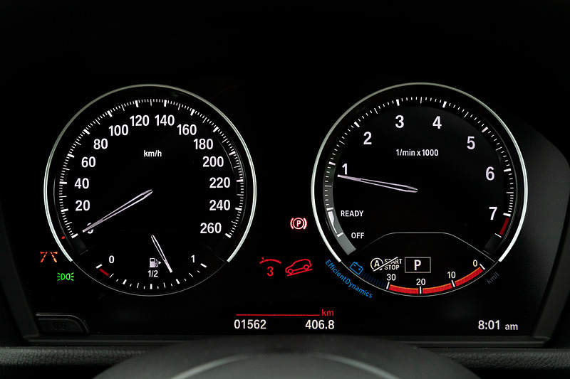 インテリアでは低重心のドライバーポジションに仕上げるとともに、フラットな造形を採用して広々とした室内空間を実現。M Sport Xでは上質さとスポーティさを強調するため、イエローのコントラスト・ステッチが施された「マイクロ・ヘキサゴン・ファブリック/アルカンターラ・アンソラジット・コンビネーション・シート」を採用。専用のインテリアトリムには、ヘキサゴン形状の繊細な加工を施した「アルミニウム・ヘキサゴン・アンソラジット・インテリア・トリム」を新採用している