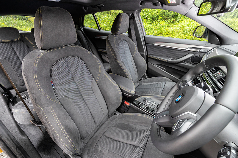 インテリアでは低重心のドライバーポジションに仕上げるとともに、フラットな造形を採用して広々とした室内空間を実現。M Sport Xでは上質さとスポーティさを強調するため、イエローのコントラスト・ステッチが施された「マイクロ・ヘキサゴン・ファブリック/アルカンターラ・アンソラジット・コンビネーション・シート」を採用。専用のインテリアトリムには、ヘキサゴン形状の繊細な加工を施した「アルミニウム・ヘキサゴン・アンソラジット・インテリア・トリム」を新採用している