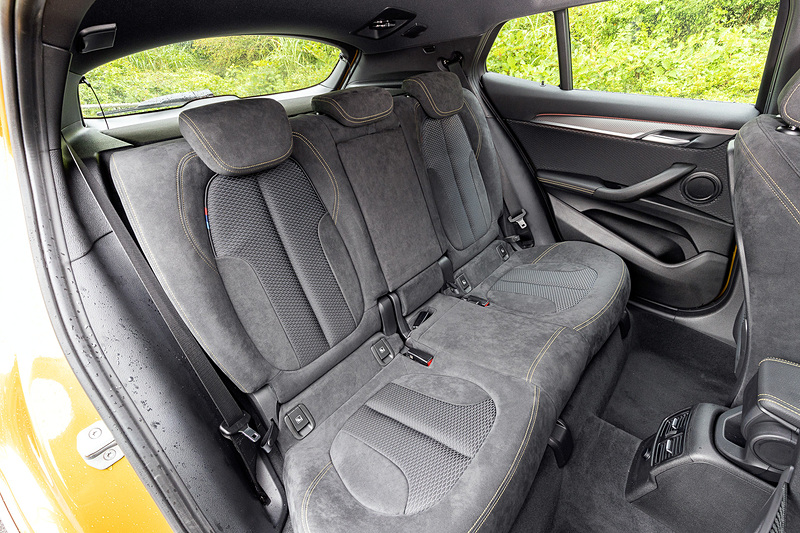 インテリアでは低重心のドライバーポジションに仕上げるとともに、フラットな造形を採用して広々とした室内空間を実現。M Sport Xでは上質さとスポーティさを強調するため、イエローのコントラスト・ステッチが施された「マイクロ・ヘキサゴン・ファブリック/アルカンターラ・アンソラジット・コンビネーション・シート」を採用。専用のインテリアトリムには、ヘキサゴン形状の繊細な加工を施した「アルミニウム・ヘキサゴン・アンソラジット・インテリア・トリム」を新採用している