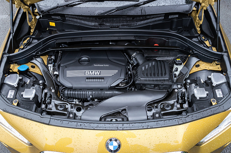 「xDrive20i M Sport X」が搭載する直列4気筒DOHC 2.0リッター直噴ターボエンジンは、最高出力141kW（192PS）/5000rpm、最大トルク280N･m（28.6kgf･m）/1350-4600rpmを発生。JC08モード燃費は14.6km/L