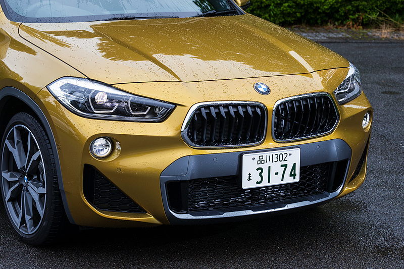 エクステリアでは下部の幅を広げたキドニーグリルを採用し、大型のエアインテークと合わせて低重心でワイドな印象を演出。LEDデイタイム・ランニング・ライトが組み込まれるヘッドライトでは、丸形2灯式デザインを採用するとともに、中央寄りのライトを外側のライトよりもやや小さくデザインすることで、シャープでダイナミックな外観とした。撮影車の足下はオプションの20インチMライト・アロイ・ホイール ダブルスポーク・スタイリング717Mにピレリ「P ZERO」（225/40 R20）の組み合わせ