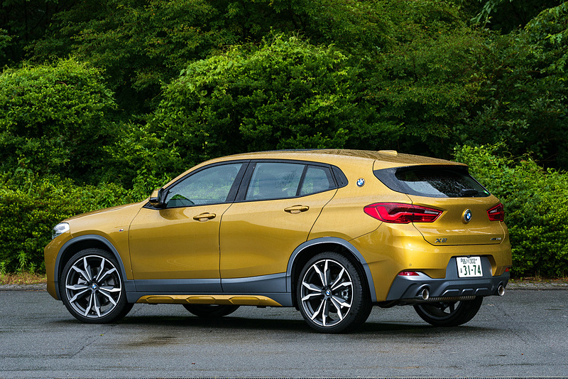 新型SAC（スポーツ・アクティビティ・クーペ）として4月16日から受注を開始した「X2（エックス・ツー）」は、Xモデルらしいオフロード走行と、都会的な存在感を併せ持ったモデル。xDrive20i M Sport Xのボディサイズは4375×1825×1535mm（全長×全幅×全高）、ホイールベースは2670mm。ボディカラーはガルバニック・ゴールド