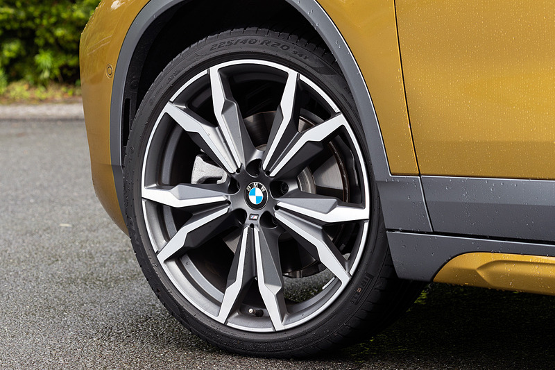 エクステリアでは下部の幅を広げたキドニーグリルを採用し、大型のエアインテークと合わせて低重心でワイドな印象を演出。LEDデイタイム・ランニング・ライトが組み込まれるヘッドライトでは、丸形2灯式デザインを採用するとともに、中央寄りのライトを外側のライトよりもやや小さくデザインすることで、シャープでダイナミックな外観とした。撮影車の足下はオプションの20インチMライト・アロイ・ホイール ダブルスポーク・スタイリング717Mにピレリ「P ZERO」（225/40 R20）の組み合わせ