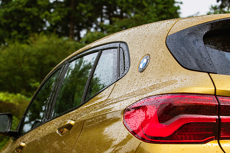 リアまわりではXモデル特有のT字形の光源部と、クーペの特徴であるL字形の輪郭を組み合わせたLEDテールライトで個性を演出。また、M Sport Xではコントラストカラーとなる「フローズン・グレー」のパーツを装着し、リアエプロンにリアバンパーが被さるような新しいデザインを採用する。CピラーのBMWロゴも特徴的