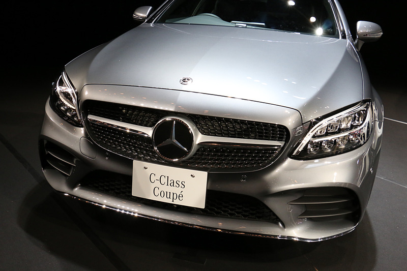 フェイスリフトにより、Cクラスのフロントマスクは「標準」「アヴァンギャルド」「AMGライン」の3本立てとなった