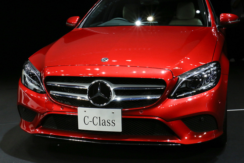 フェイスリフトにより、Cクラスのフロントマスクは「標準」「アヴァンギャルド」「AMGライン」の3本立てとなった