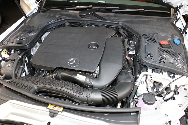 直列4気筒DOHC 1.5リッター直噴ターボの「M264」型エンジン。最高出力135kW（184PS）/5800-6100rpm、最大トルク280N･m（28.6kgf･m）/3000-4000rpmを発生
