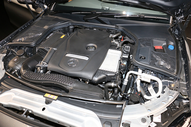 直列4気筒DOHC 1.6リッター直噴ターボの「M274」型エンジン。最高出力115kW（156PS）/5300rpm、最大トルク250N･m（25.5kgf･m）/1200-4000rpmを発生
