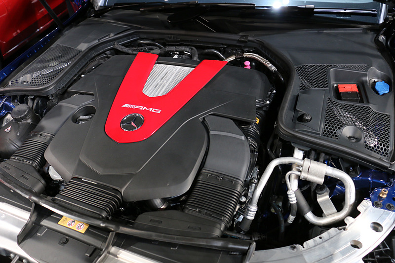 V型6気筒DOHC 3.0リッター直噴ツインターボの「M276」型エンジン。最高出力287kW（390PS）/6100rpm、最大トルク520N･m（53.0kgf･m）/2500-5000rpmを発生