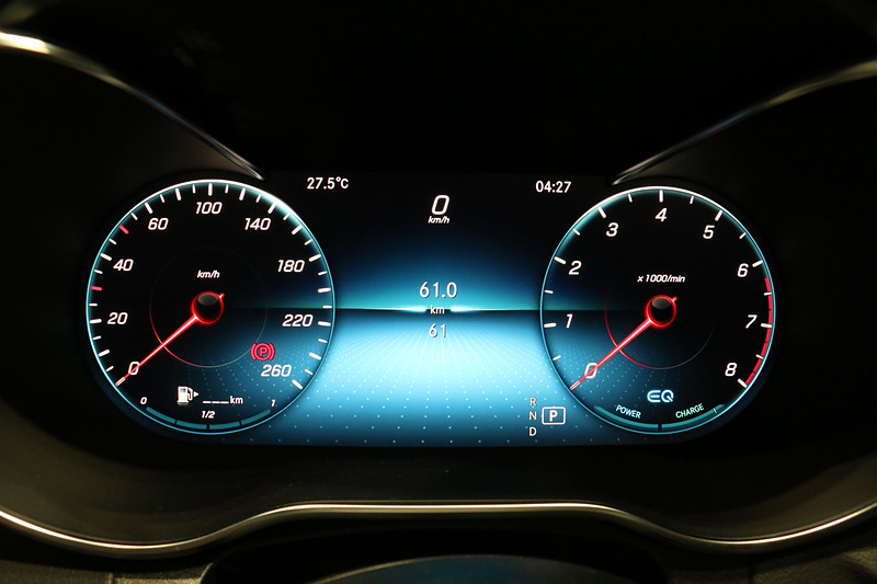 メーターパネルは260km/hスケールの大型2眼式（中央）のほか、Cクラス専用デザインの「12.3インチコックピットディスプレイ」もラインアップ