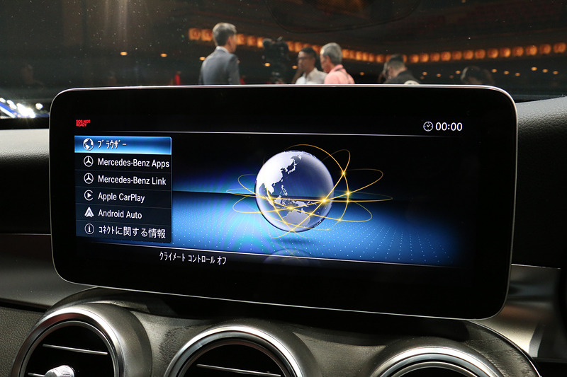 全車のインパネ中央に10.25インチワイドディスプレイを標準装備