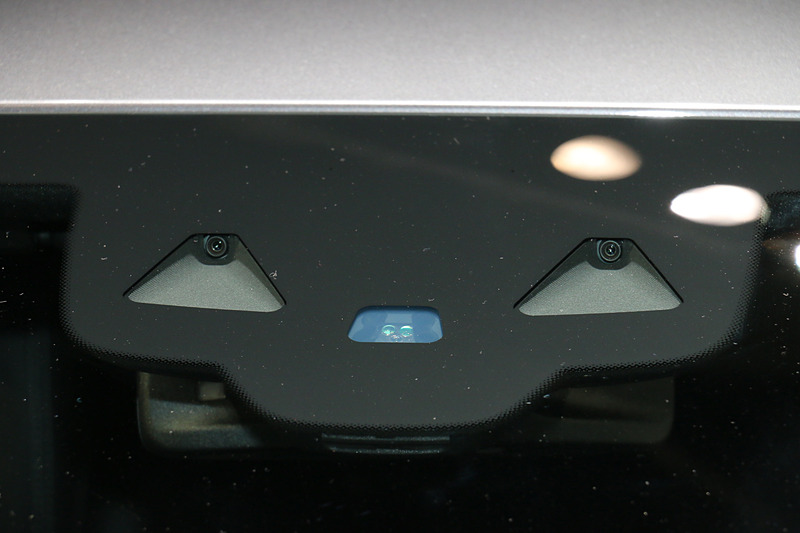 前方認識距離が最大500m、立体認識が距離90mを達成した2眼式の改良型カメラをフロントウィンドウ上側に設定