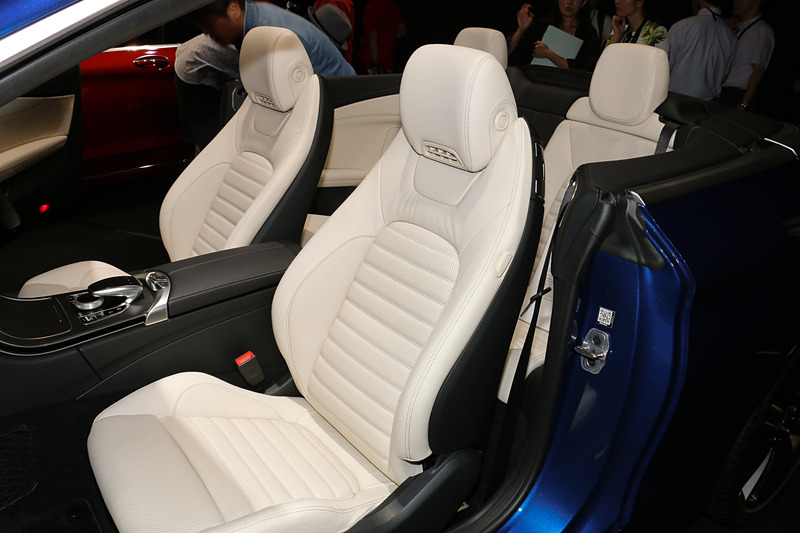 Cクラス カブリオレのインテリア。写真のポーセレンカラーの本革シートのほか、C63モデルはナッパレザーシートを標準装備する