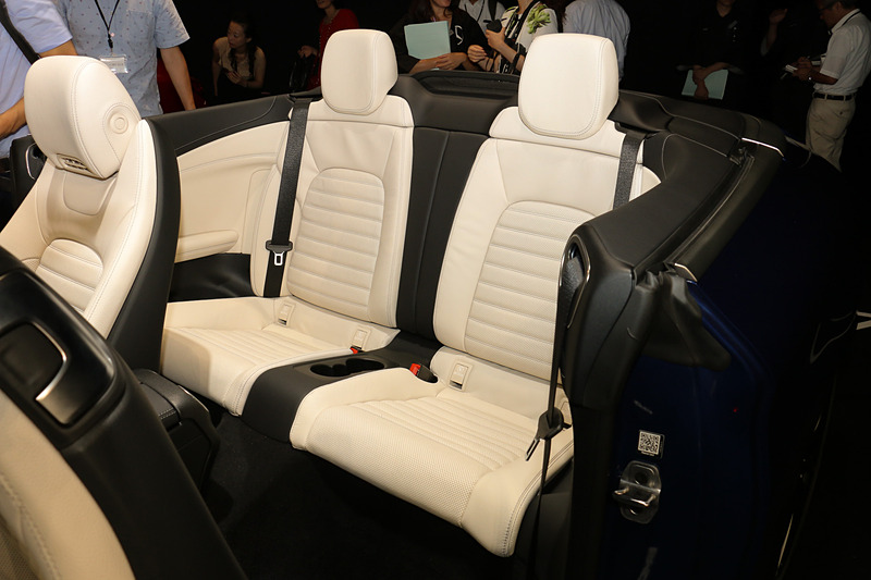 Cクラス カブリオレのインテリア。写真のポーセレンカラーの本革シートのほか、C63モデルはナッパレザーシートを標準装備する